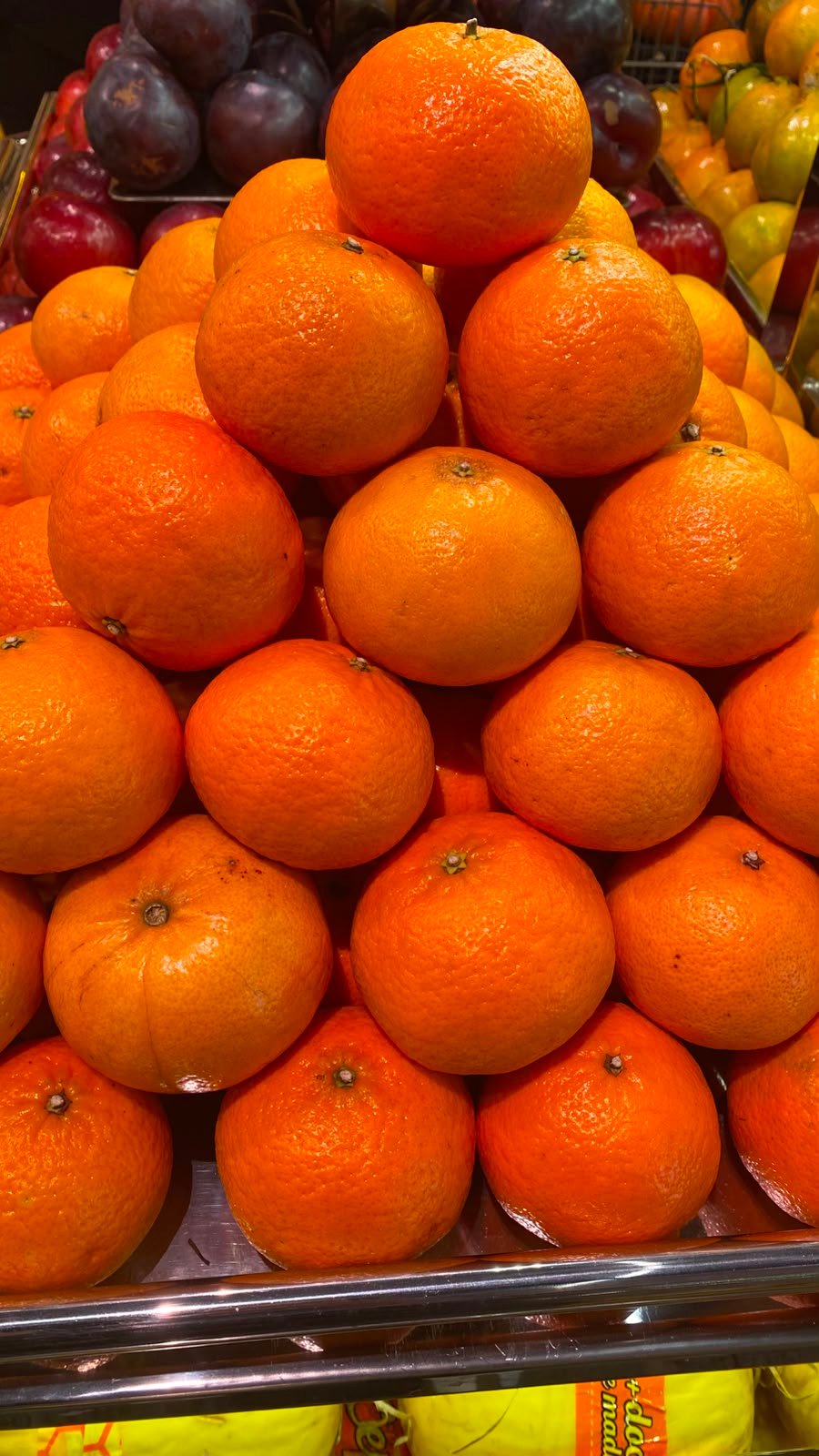 Pilha de laranjas e tangerinas frescas no balcão