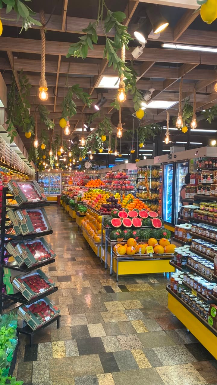 Corredor do Sacolão Dia a Dia com frutas e verduras expostas