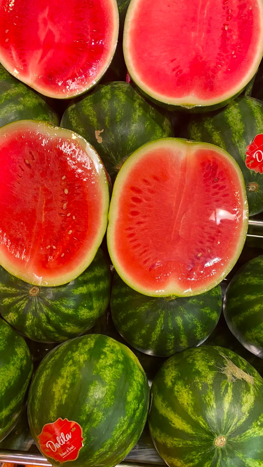 Melancias cortadas mostrando o interior vermelho e docinho