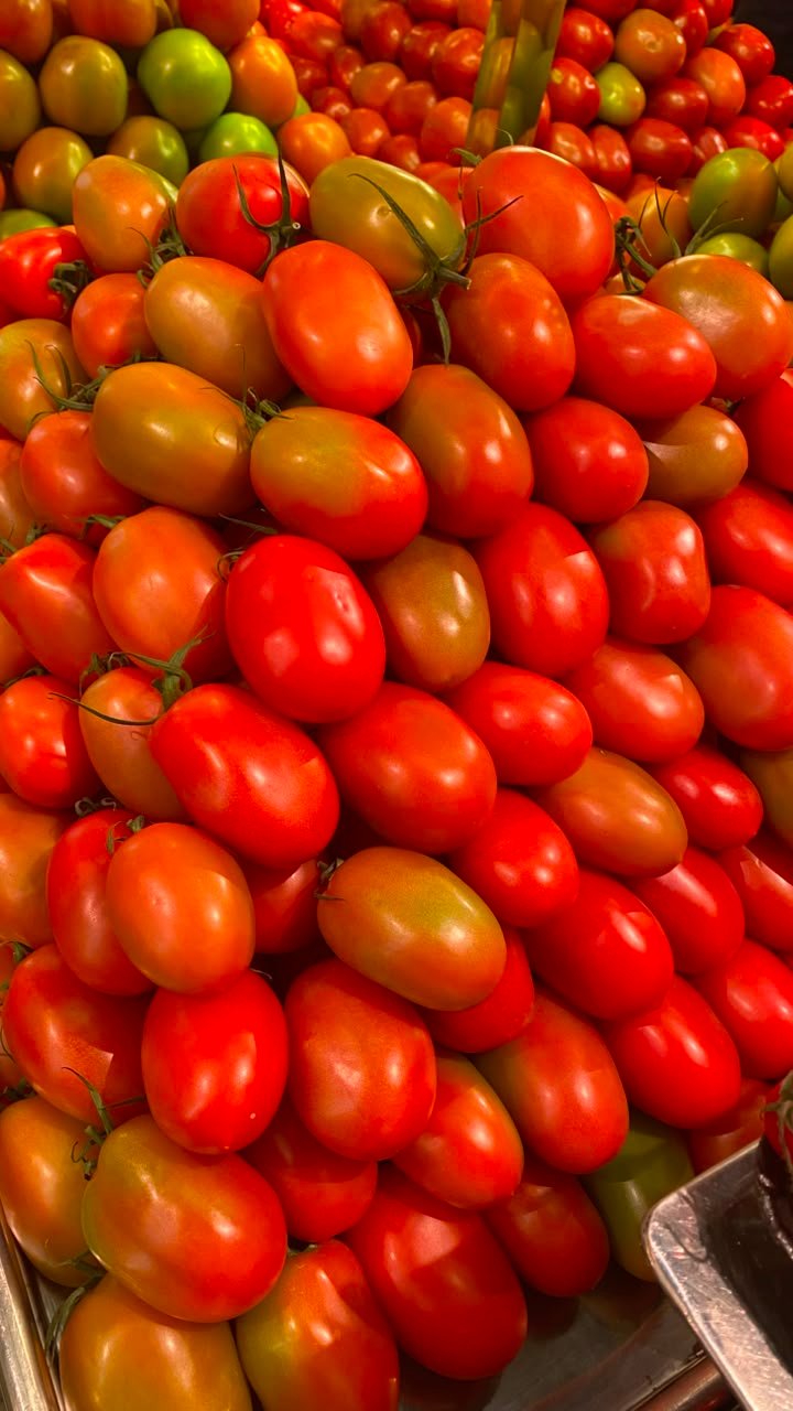 Tomates vermelhos empilhados